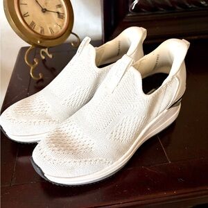 Sketchers Women's platform size 7 White Hands-Free Slip-On Sneakers like new